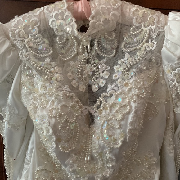 Gorgeous Victorian style wedding gown and hat/veil - Picture 6 of 12